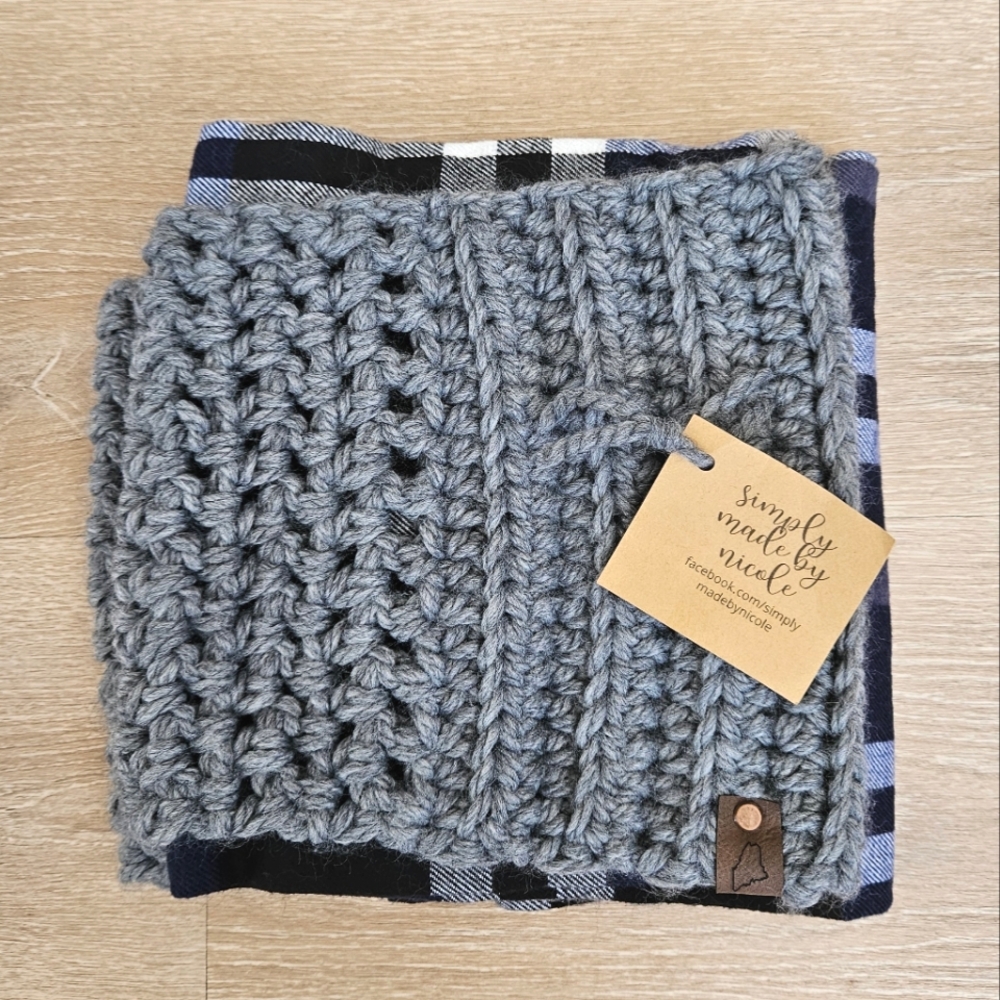 NWT Simply Made By Nicole Crochet/Fleece Infinity Scarf